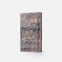 Taccuino pagine a righe con elastico<br>Copertina rigida - Collezione Pavoni