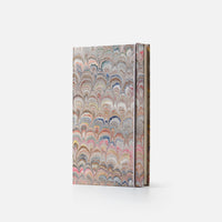 Taccuino pagine a righe con elastico<br>Copertina rigida - Collezione Pavoni