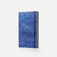 Taccuino pagine a righe con elastico<br>Copertina rigida - Collezione Pavoni