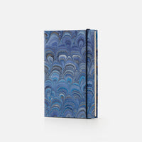 Taccuino pagine a righe con elastico<br>Copertina rigida - Collezione Pavoni