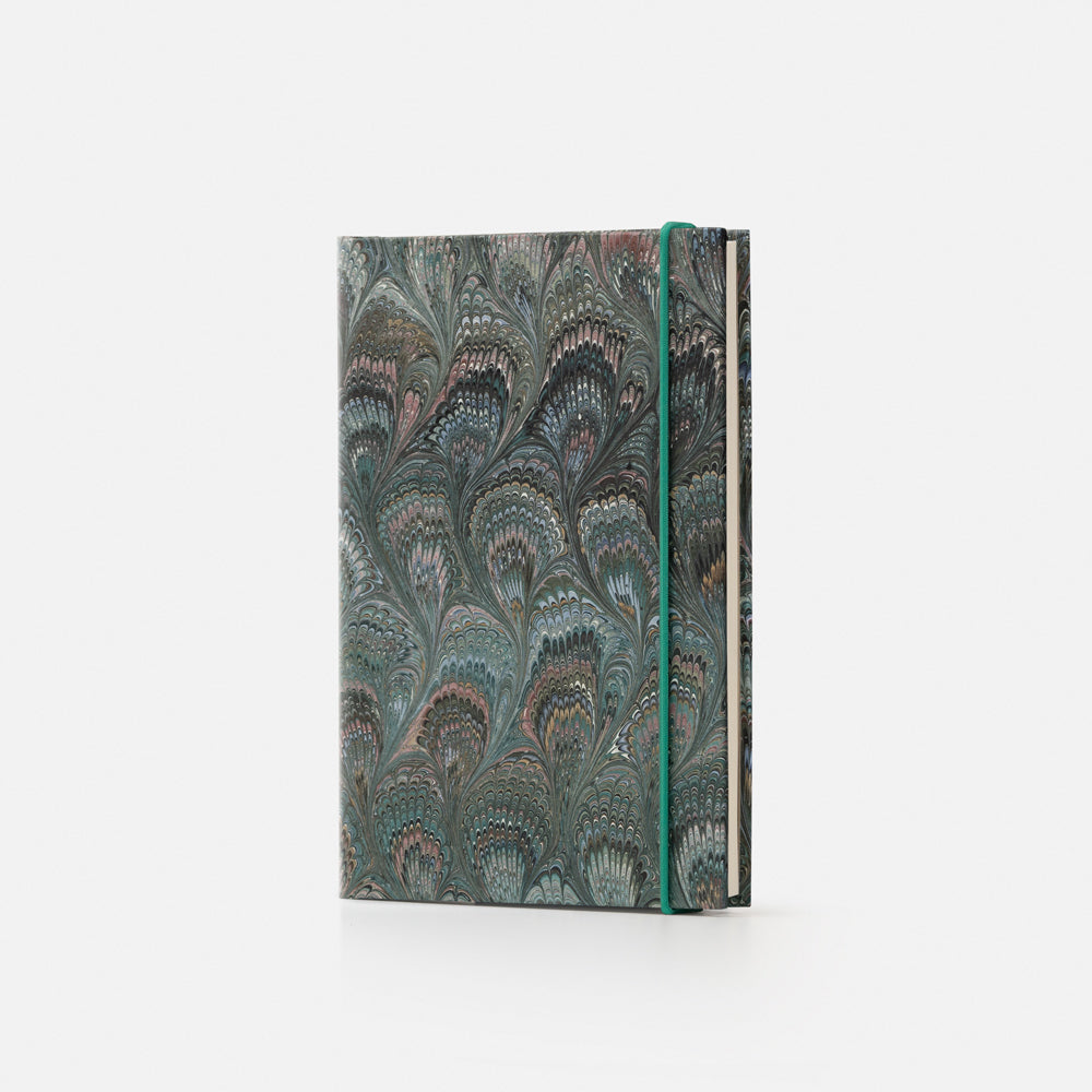 Taccuino pagine a righe con elastico<br>Copertina rigida - Collezione Pavoni
