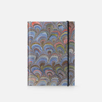 Taccuino pagine a righe con elastico<br>Copertina rigida - Collezione Pavoni