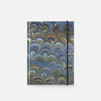 Taccuino pagine a righe con elastico<br>Copertina rigida - Collezione Pavoni