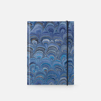 Taccuino pagine a righe con elastico<br>Copertina rigida - Collezione Pavoni