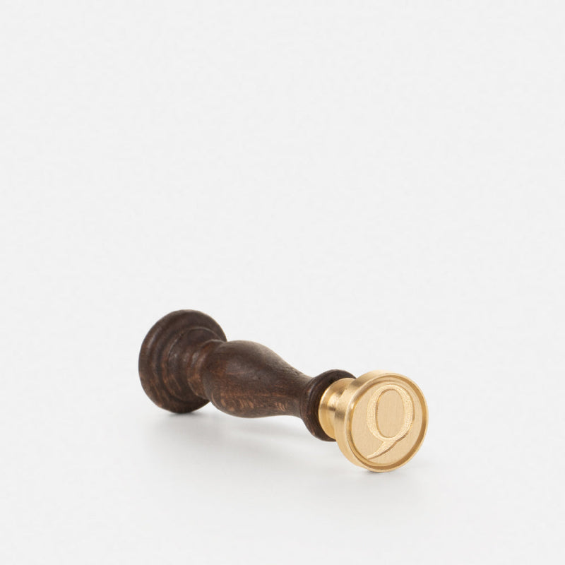Sigillo in ottone, manico in legno e carattere Romano (A-Z)